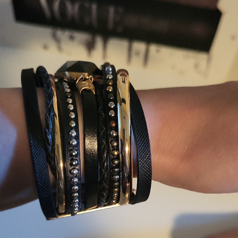 SAACHI Black and Gold Layered Magnetic Bracelet - Picture 4 of 6